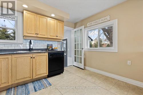 7637 Wellington Road 7, Mapleton, ON - Indoor Photo Showing Kitchen
