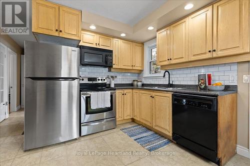 7637 Wellington Road 7, Mapleton, ON - Indoor Photo Showing Kitchen
