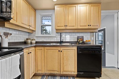 7637 Wellington Road 7, Mapleton, ON - Indoor Photo Showing Kitchen With Double Sink