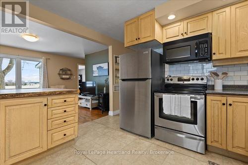 7637 Wellington Road 7, Mapleton, ON - Indoor Photo Showing Kitchen