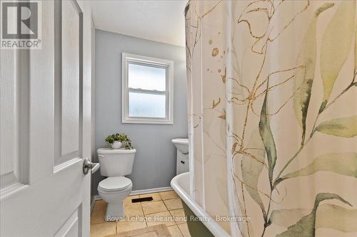 7637 Wellington Road 7, Mapleton, ON - Indoor Photo Showing Bathroom