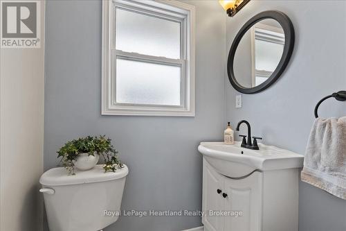 7637 Wellington Road 7, Mapleton, ON - Indoor Photo Showing Bathroom
