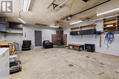 7637 Wellington Road 7, Mapleton, ON - Indoor Photo Showing Garage