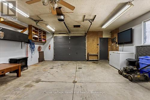 7637 Wellington Road 7, Mapleton, ON - Indoor Photo Showing Garage