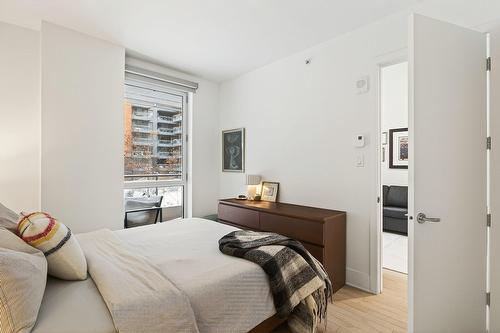 Bedroom - 214-360 Rue Atateken, Montréal (Ville-Marie), QC - Indoor Photo Showing Bedroom
