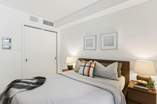 Bedroom - 214-360 Rue Atateken, Montréal (Ville-Marie), QC - Indoor Photo Showing Bedroom