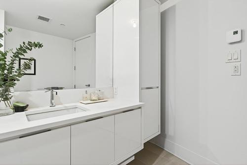 Bathroom - 214-360 Rue Atateken, Montréal (Ville-Marie), QC - Indoor Photo Showing Bathroom