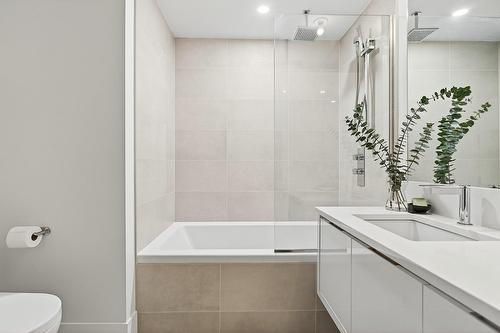 Bathroom - 214-360 Rue Atateken, Montréal (Ville-Marie), QC - Indoor Photo Showing Bathroom