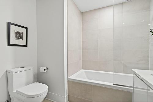 Bathroom - 214-360 Rue Atateken, Montréal (Ville-Marie), QC - Indoor Photo Showing Bathroom