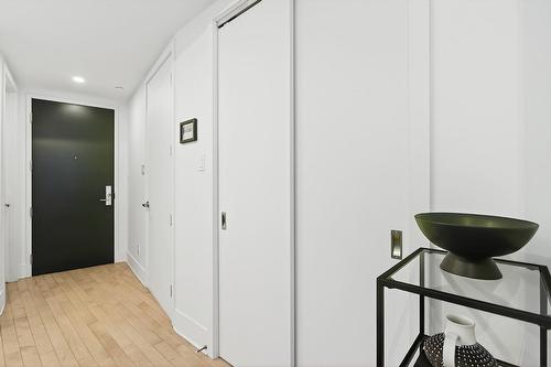 Hall - 214-360 Rue Atateken, Montréal (Ville-Marie), QC - Indoor Photo Showing Other Room