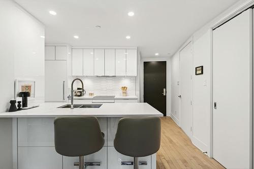 Kitchen - 214-360 Rue Atateken, Montréal (Ville-Marie), QC - Indoor Photo Showing Kitchen With Double Sink