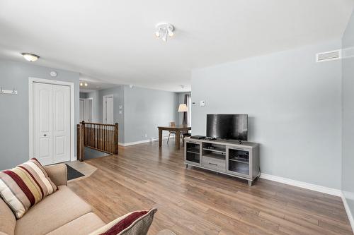 Living room - 8500 Ch. Ladouceur, Sainte-Agathe-Des-Monts, QC - Indoor Photo Showing Living Room