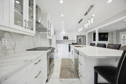 10 Tyler Street, Clarington, ON - Indoor Photo Showing Kitchen With Upgraded Kitchen