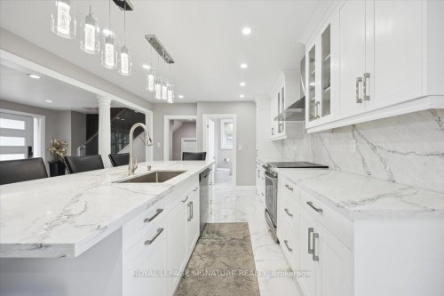 10 Tyler Street, Clarington, ON - Indoor Photo Showing Kitchen With Upgraded Kitchen
