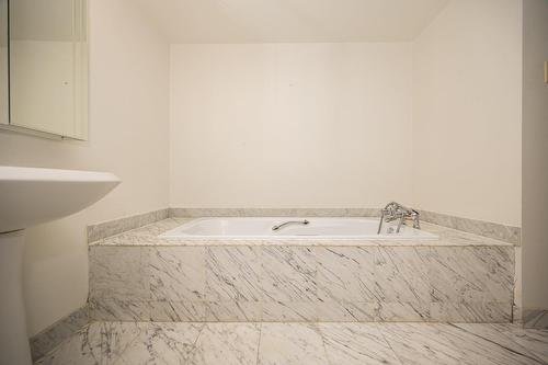 Ensuite bathroom - 502-6980 Ch. De La Côte-St-Luc, Montréal (Côte-Des-Neiges/Notre-Dame-De-Grâce), QC - Indoor Photo Showing Bathroom