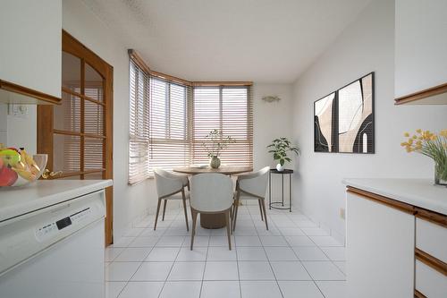 Kitchenette - 502-6980 Ch. De La Côte-St-Luc, Montréal (Côte-Des-Neiges/Notre-Dame-De-Grâce), QC - Indoor