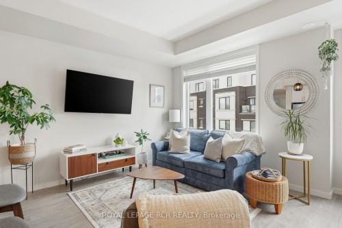 36-200 Alex Gardner Circle, Aurora, ON - Indoor Photo Showing Living Room