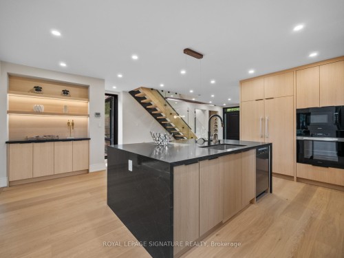 137 Cheltenham Avenue, Toronto, ON - Indoor Photo Showing Kitchen With Upgraded Kitchen