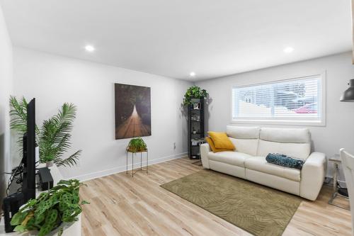 Living room - 23 Rue Virginie, Salaberry-De-Valleyfield, QC - Indoor Photo Showing Other Room