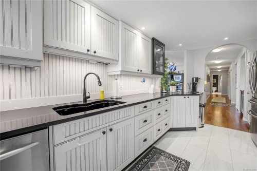 502-158 Promenade Dr, Nanaimo, BC - Indoor Photo Showing Kitchen