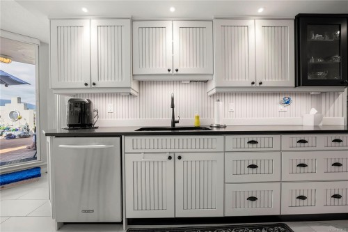 502-158 Promenade Dr, Nanaimo, BC - Indoor Photo Showing Kitchen