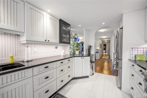 502-158 Promenade Dr, Nanaimo, BC - Indoor Photo Showing Kitchen