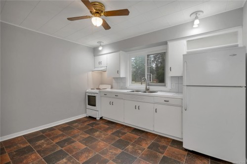 1260 Sayward Rd, Sayward, BC - Indoor Photo Showing Kitchen