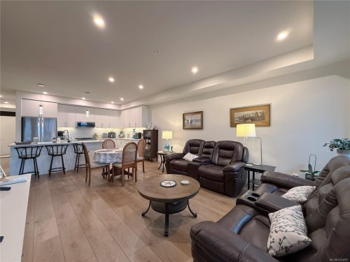 202-684 Island Hwy South, Campbell River, BC - Indoor Photo Showing Living Room