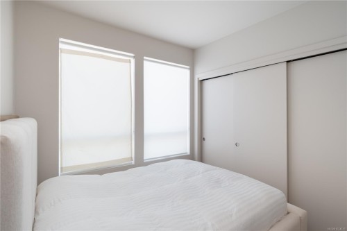 206-629 Speed Ave, Victoria, BC - Indoor Photo Showing Bedroom