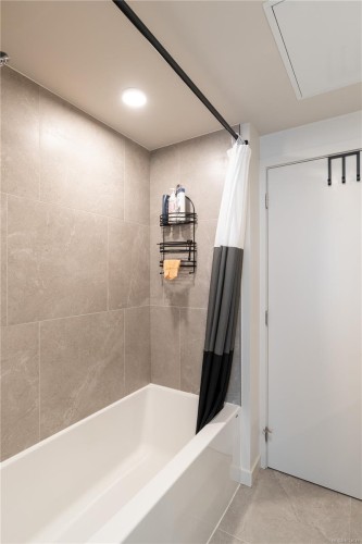 206-629 Speed Ave, Victoria, BC - Indoor Photo Showing Bathroom