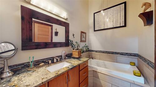166 304Th Avenue, Kimberley, BC - Indoor Photo Showing Bathroom
