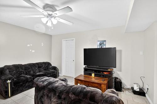 2848 Lower Glenrosa Road, West Kelowna, BC - Indoor Photo Showing Living Room