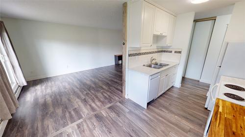 201-2011 2Nd Street, Cranbrook, BC - Indoor Photo Showing Kitchen With Double Sink