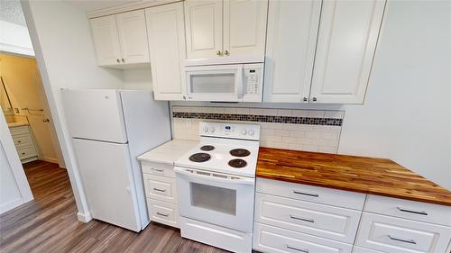 201-2011 2Nd Street, Cranbrook, BC - Indoor Photo Showing Kitchen