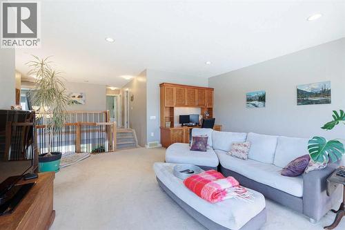 98 Tuscany Estates Crescent Nw, Calgary, AB - Indoor Photo Showing Living Room
