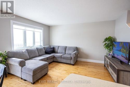1117 Clement Court, Cornwall, ON - Indoor Photo Showing Living Room