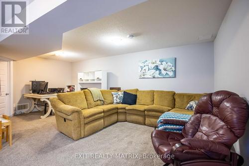1117 Clement Court, Cornwall, ON - Indoor Photo Showing Living Room
