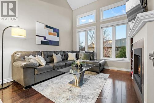 938 Fletcher Circle, Ottawa, ON - Indoor Photo Showing Living Room