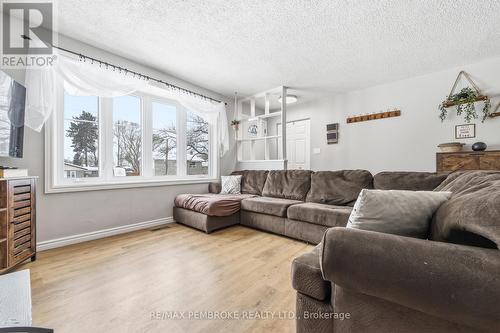 Living room on main floor - 41 Selkirk Street, Petawawa, ON - Indoor Photo Showing Living Room