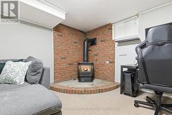 Gas fireplace, lower level - 