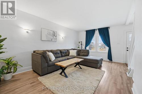 18 Lincoln Avenue, St. Catharines (Oakdale), ON - Indoor Photo Showing Living Room