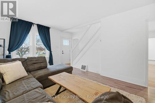 18 Lincoln Avenue, St. Catharines (Oakdale), ON - Indoor Photo Showing Living Room