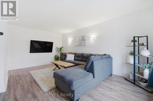 18 Lincoln Avenue, St. Catharines (Oakdale), ON - Indoor Photo Showing Living Room