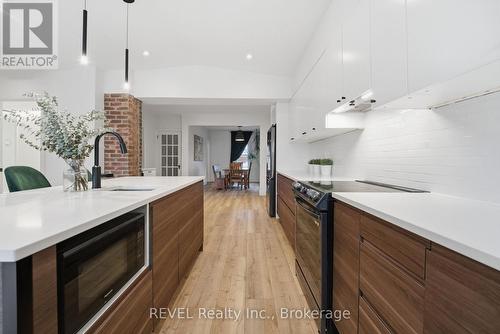 18 Lincoln Avenue, St. Catharines (Oakdale), ON - Indoor Photo Showing Kitchen With Upgraded Kitchen