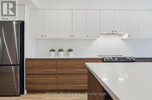 18 Lincoln Avenue, St. Catharines (Oakdale), ON - Indoor Photo Showing Kitchen