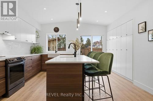 18 Lincoln Avenue, St. Catharines (Oakdale), ON - Indoor Photo Showing Kitchen