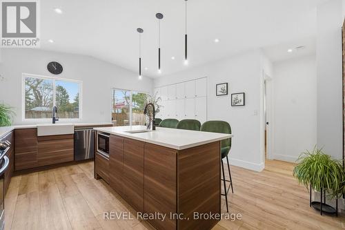 18 Lincoln Avenue, St. Catharines (Oakdale), ON - Indoor Photo Showing Kitchen