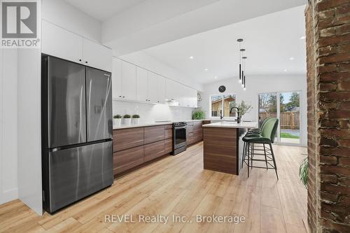 18 Lincoln Avenue, St. Catharines (Oakdale), ON - Indoor Photo Showing Kitchen With Upgraded Kitchen