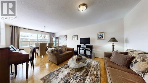86 Petermann Street, Aurora, ON - Indoor Photo Showing Living Room