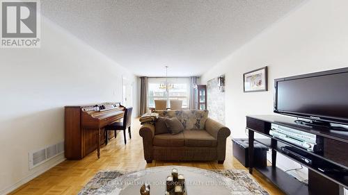 86 Petermann Street, Aurora, ON - Indoor Photo Showing Living Room